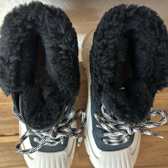 NWOT UGG Women's Adiroam Hiker Boot Black Size 9 - Picture 6 of 10